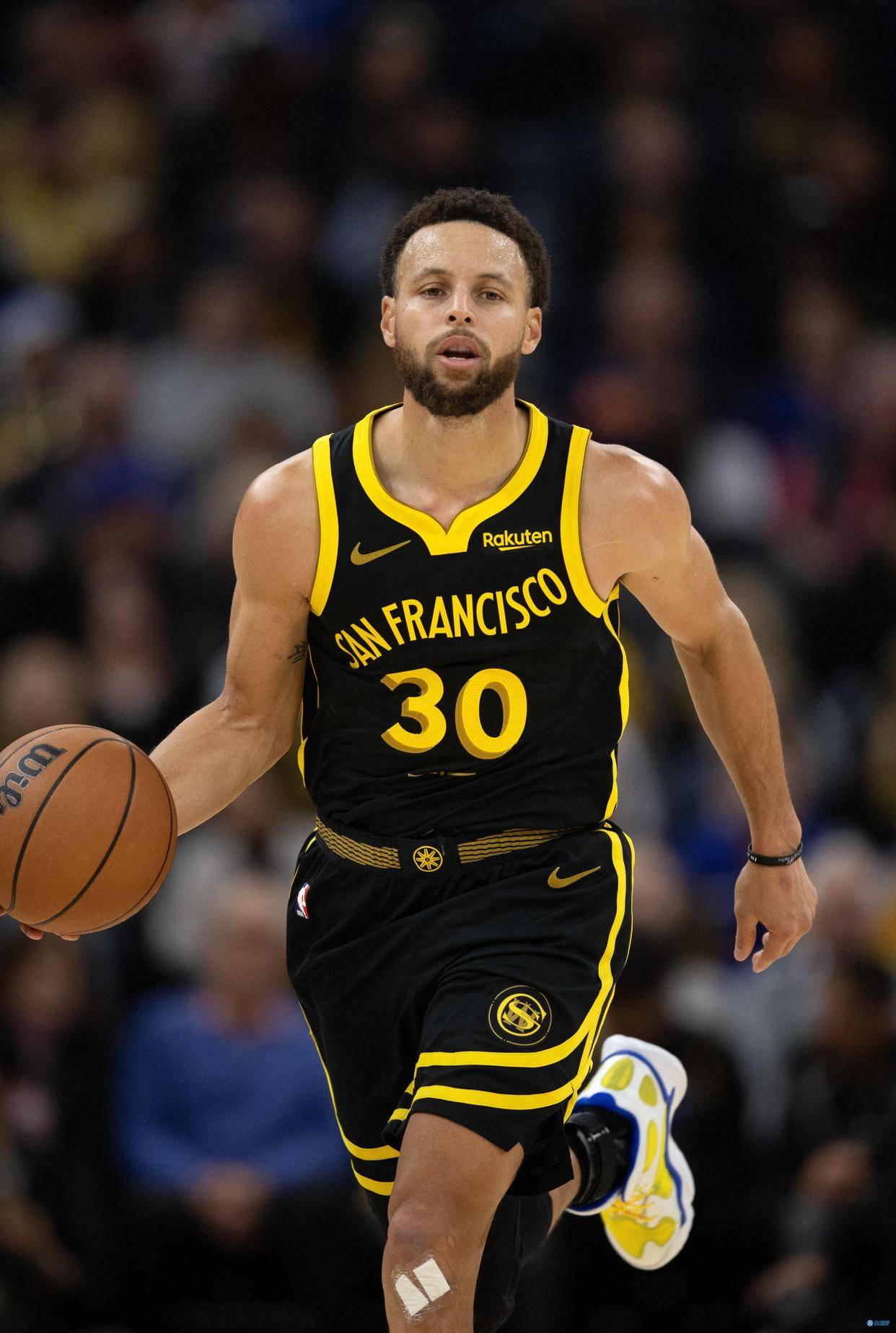 克里斯·邓恩的精彩表现：飞奔拼抢，彰显运动精神（克里斯·邓恩高光时刻：疾奔拼抢，尽显体育精神）