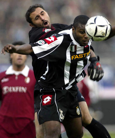 双塔连线！沈梓捷突破吸引克里斯扑防妙传邹雨宸暴扣（双塔联动：沈梓捷突破牵制克里斯，妙传邹雨宸强势暴扣）