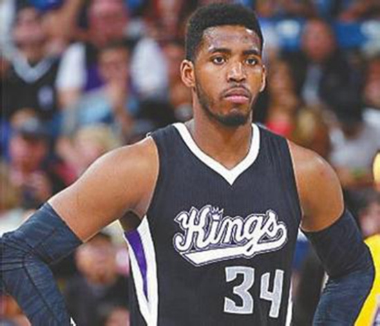 生涯10000板里程碑！戈贝尔7投5中得11分18板3助 前场篮板有6个（里程碑夜！戈贝尔生涯篮板破万，7投5中拿11分18板3助，前场篮板6个）