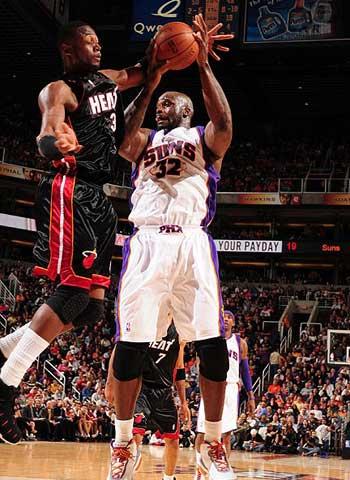 NBA球员交易动态及球队影响（NBA交易风云：球员流动与球队格局变化）