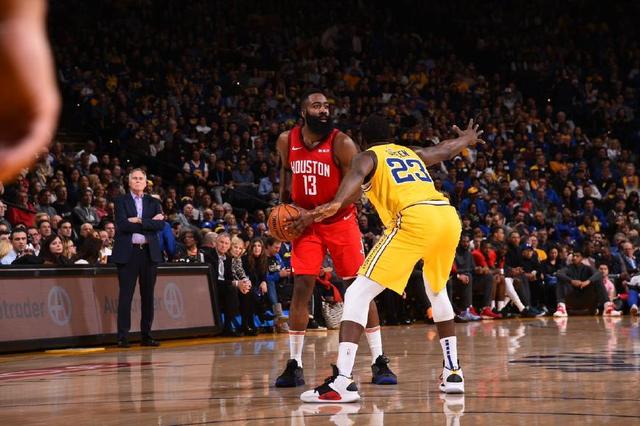 湖人太阳半场战平！詹姆斯15分6失误 东契奇17分5失误 罚球23比6（湖人与太阳半场打成平手：詹姆斯15分但有6次失误，东契奇拿下17分并出现5次失误，罚球比为23比6）