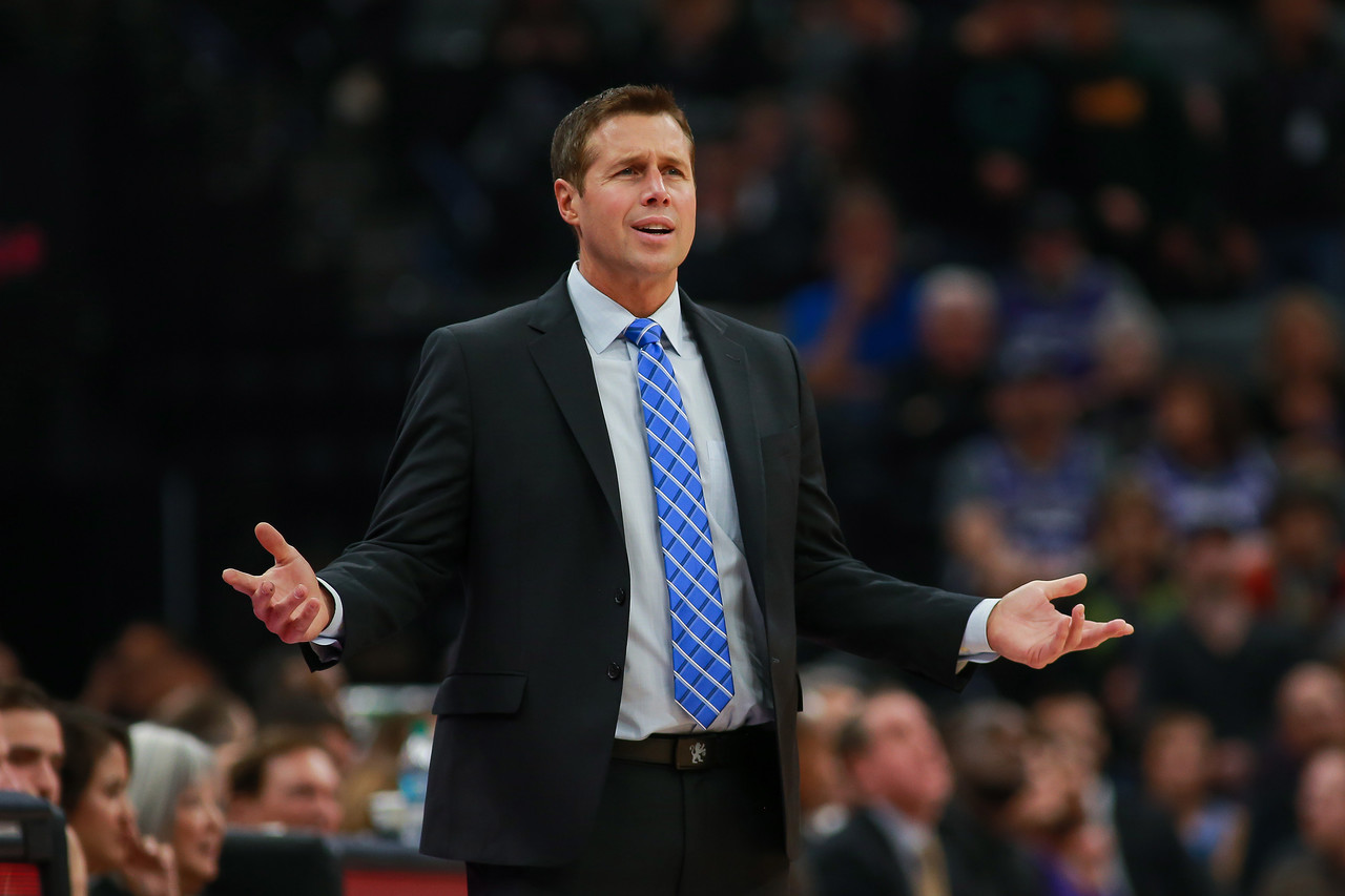 特雷-杨在圣诞前夕给他的小球迷Amari送来了圣诞惊喜（圣诞前夜，特雷-杨为小球迷Amari送上暖心惊喜）