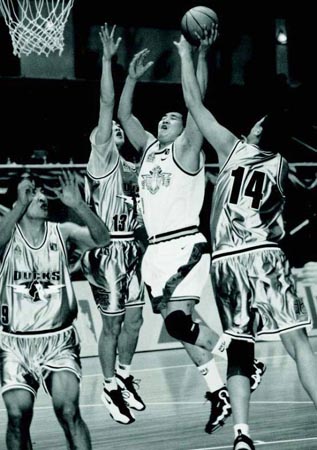 欧冠92年改制后戴帽数前10：梅西、C罗8次第1，姆巴佩5次第4（欧冠改制以来帽子戏法前十：梅西、C罗各8次并列第一，姆巴佩5次位列第4）