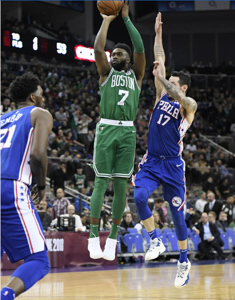 里夫斯成湖人队史第3位单场40+5+10+5三分的球员（里夫斯成为湖人史第3人：单场40分5板10助+5记三分）