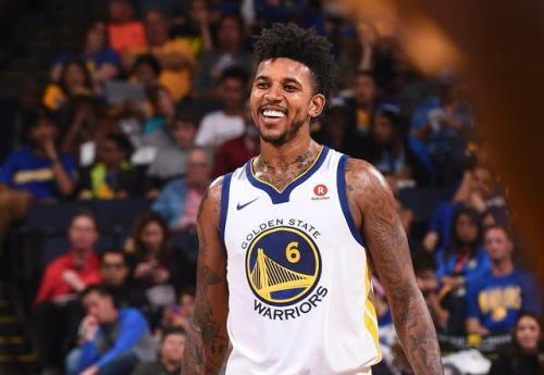 豪泽的意外瞬间：一次跌倒的戏剧性转折（豪泽的意外一刻：摔倒引发的戏剧性反转）