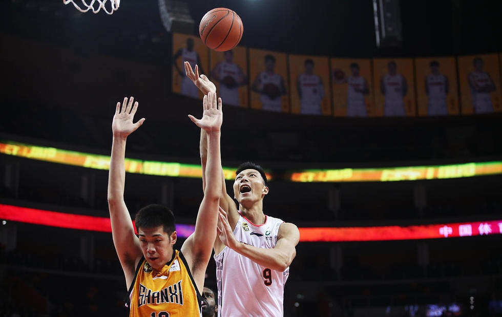 欧文突破防线送出关键助攻（欧文穿透防线奉上关键助攻）