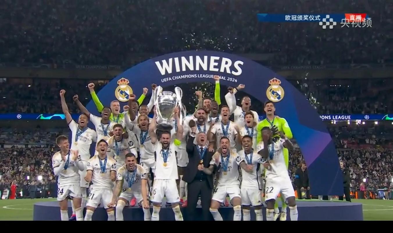 罗马主帅临场指挥获赞（罗马主帅场边调度获好评）