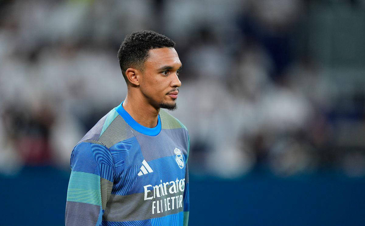 在直播镜头前被弗拉门戈球迷暴力扯头发，女记者发文呼吁尊重（直播中遭弗拉门戈球迷粗暴揪发，女记者发声呼吁尊重）