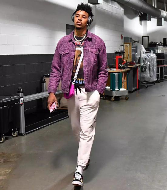 巴萨球员身价变更：拉菲尼亚下跌1000万欧，费尔明涨1000万欧（巴萨球员身价更新：拉菲尼亚下滑1000万欧，费尔明上涨1000万欧）